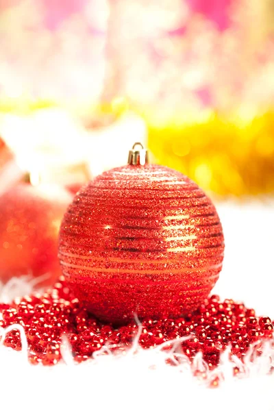Weihnachtsdeko - rote Christbaumkugel — Stockfoto