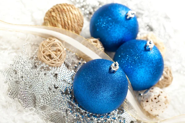 Chrostmas decoratie - drie blauwe kerstballen — Stockfoto