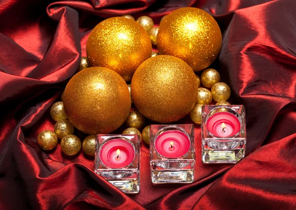 Kerstballen en kaarsen — Stockfoto