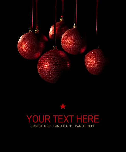 Kerstkaart - rode ballen op zwarte achtergrond — Stockfoto