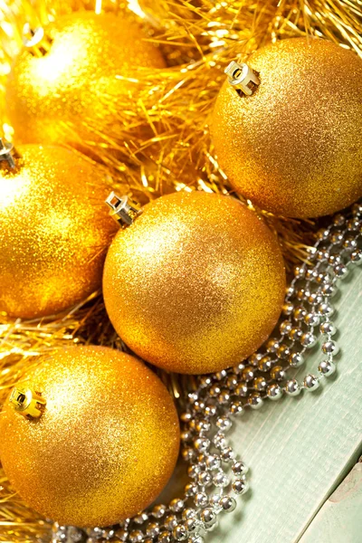 Altın Christmas baubles — Stok fotoğraf