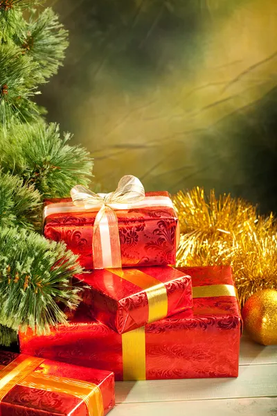 Kerstmis achtergrond - giften en boom — Stockfoto