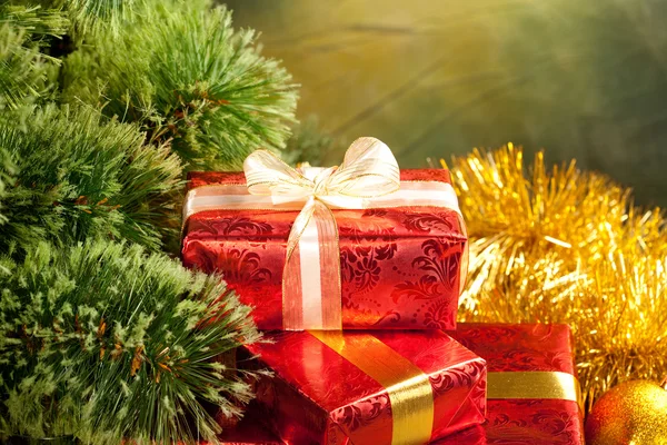 Різдвяна ялинка та подарунки — стокове фото