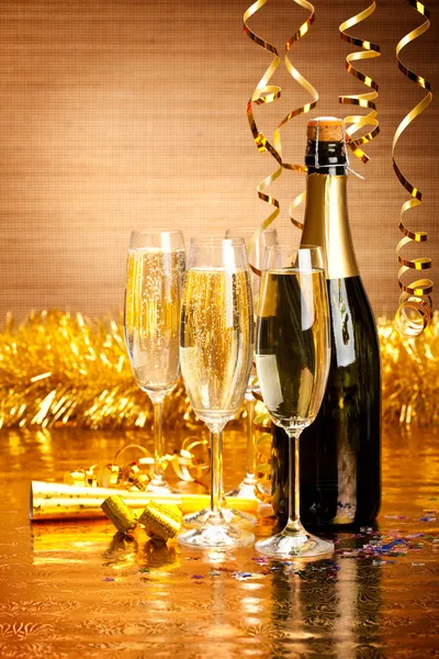 Feliz Año Nuevo - champán y decoración del partido — Foto de Stock