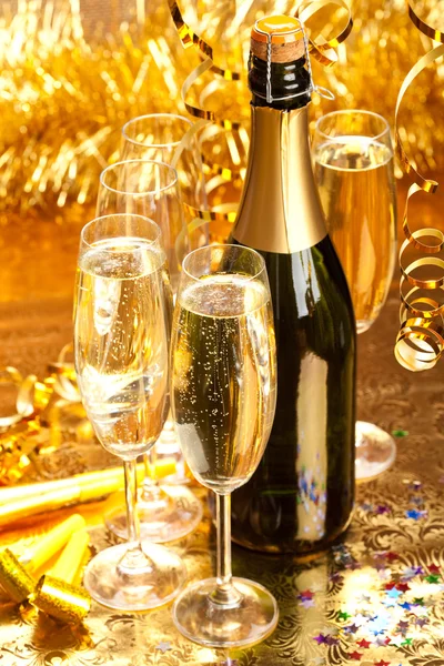 Champagne - flaskan och glasögon — Stockfoto