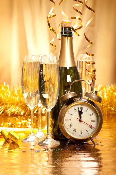 Ano Novo - champanhe, decoração e cara de relógio — Fotografia de Stock