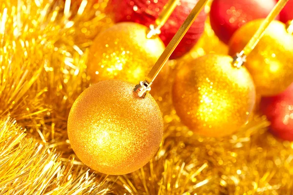 Gouden ballen en garland — Stockfoto