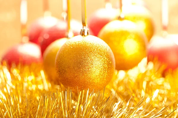 Goldener Weihnachtsball — Stockfoto