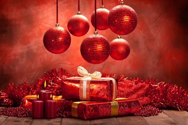 Boże Narodzenie tło - kulki, świece i prezenty — Zdjęcie stockowe
