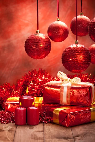Decorazione natalizia - regali, palline e candele — Foto Stock