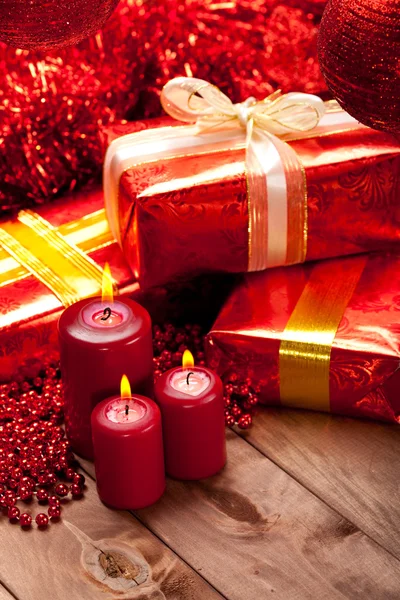 Χριστούγεννα - δώρα και τα κεριά — Φωτογραφία Αρχείου