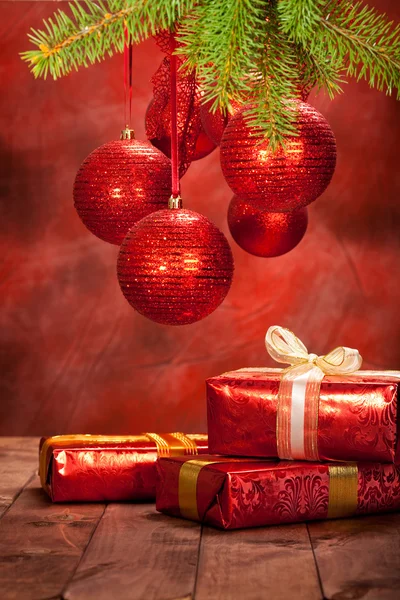Boże Narodzenie tło - ozdoba czerwonych kulek i prezenty — Zdjęcie stockowe