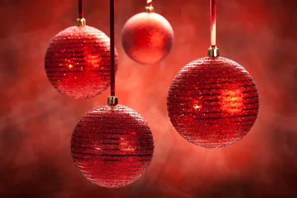 Weihnachtsdekoration - rote Kugeln — Stockfoto