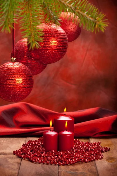 Kerstdecoratie - rode kerstballen en kaarsen — Stockfoto