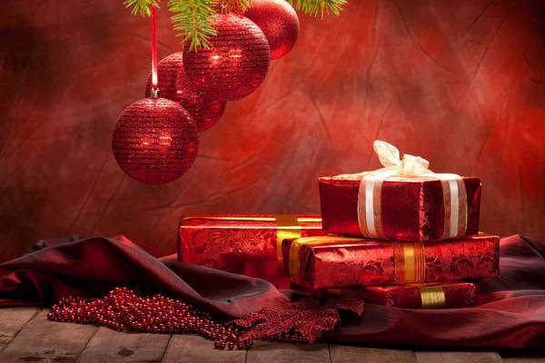 Χριστούγεννα ιστορικό - διακόσμηση κόκκινο μπάλες και δώρα — Φωτογραφία Αρχείου