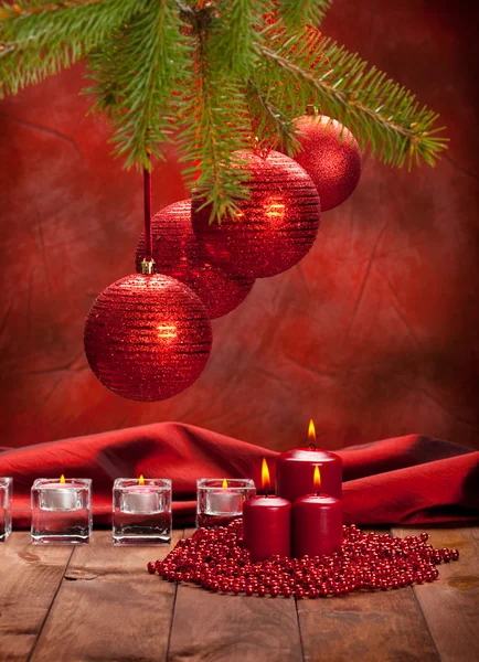 Xmas dekoration - röda kulor och ljus — Stockfoto