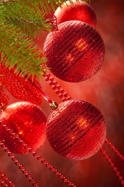 Karácsonyi baulbes és a fenyő ága — Stock Fotó