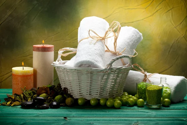 Handtücher und grünes Badesalz — Stockfoto