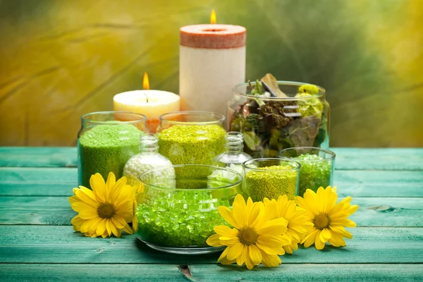 Bath salt, flowers and candles — Stock Photo, Image