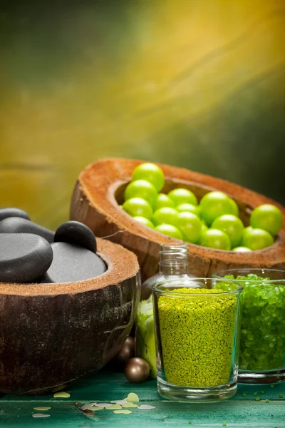 Zelená koule - koupelová sůl a wellness kameny — Stock fotografie