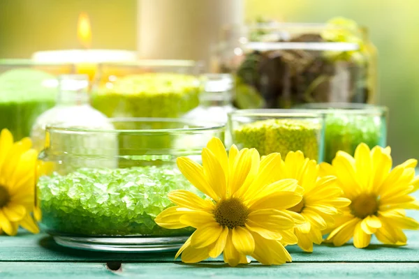 Žluté květy a koupelová sůl — Stock fotografie