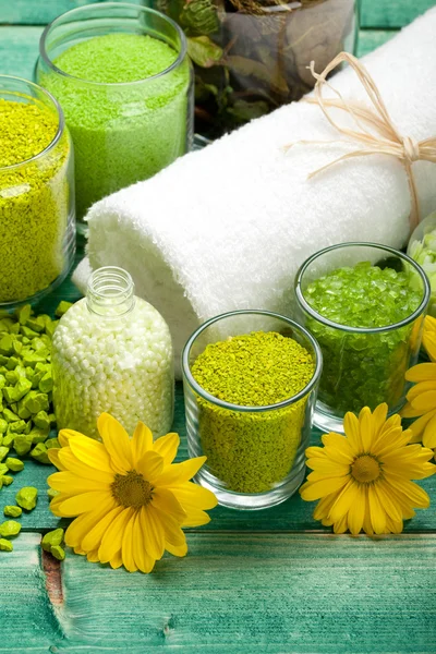 Aromaterapia - sal de baño, flores y toalla —  Fotos de Stock