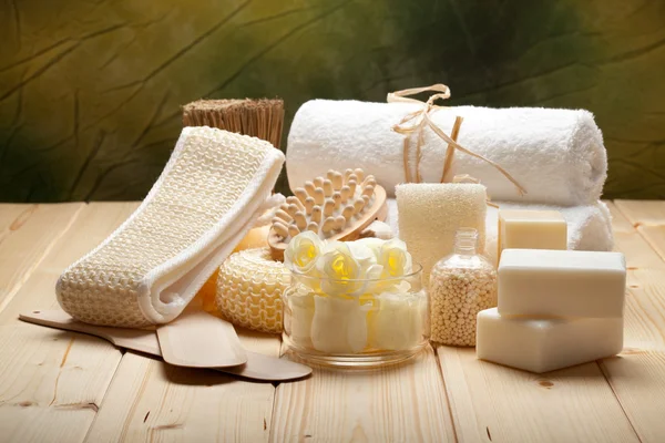 Herramientas de masaje, jabón, sal de baño y toallas — Foto de Stock