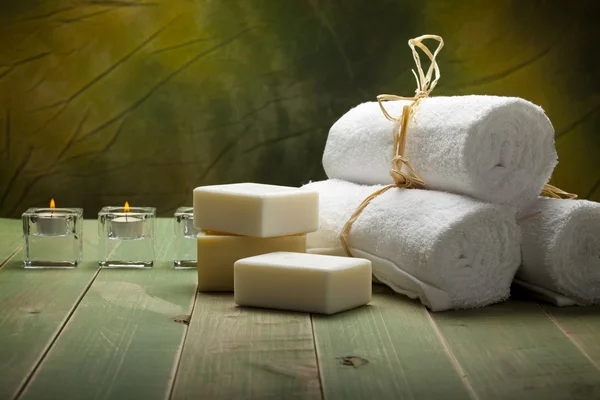 Asciugamani bianchi freschi, sapone e candela — Foto Stock