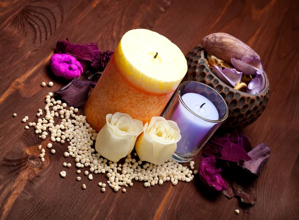 Aromatherapie - Badesalz und Kerzen — Stockfoto