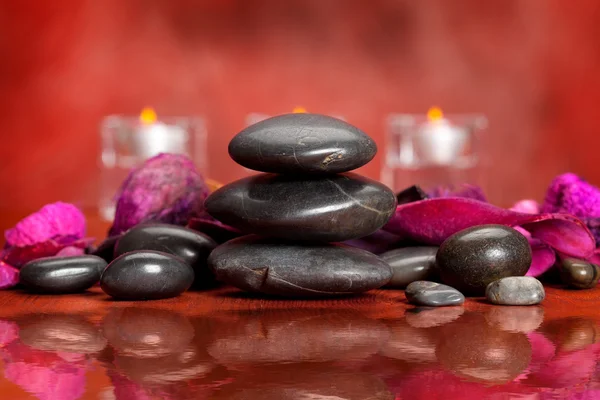 Tratamento de spa - pedras de massagem — Fotografia de Stock