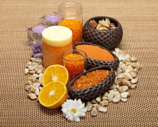 Aromatherapie - bloemen en oranje badzout — Stockfoto