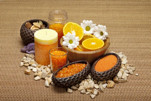 Aromatherapie - Blumen und orangefarbenes Badesalz — Stockfoto