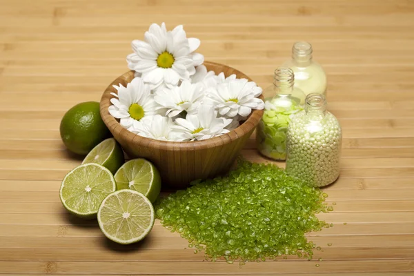 Ароматерапія - Квіти і лаймова сіль для ванн — стокове фото