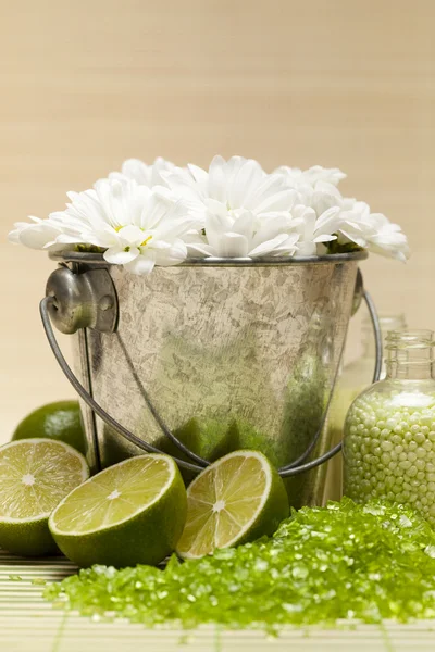 Lime bath salt and flowers — Stock Photo, Image
