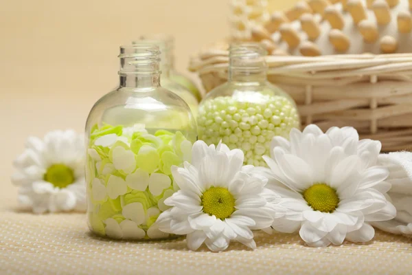 Koupelová sůl a květiny — Stock fotografie