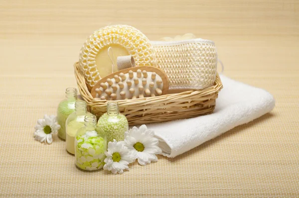 Tratamiento de spa - sal de baño y herramientas de masaje — Foto de Stock