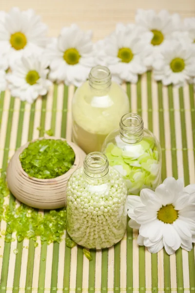 Bath salt and flowers — Stock Photo, Image