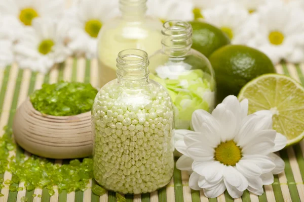 Aromatherapy - Flowers and lime bath salt — Stock Photo, Image