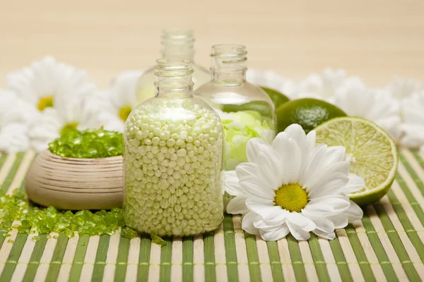 Spa - fürdő só és érett limes, virágok — Stock Fotó