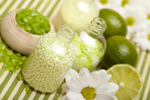 Aromaterapi - blommor och lime bath salt — Stockfoto
