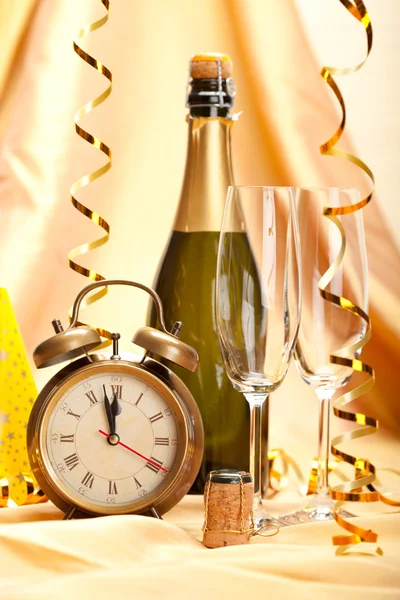 新的一年快乐-香槟和党装饰 — 图库照片