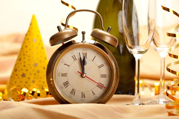 Ano Novo - cara de relógio e decorações — Fotografia de Stock