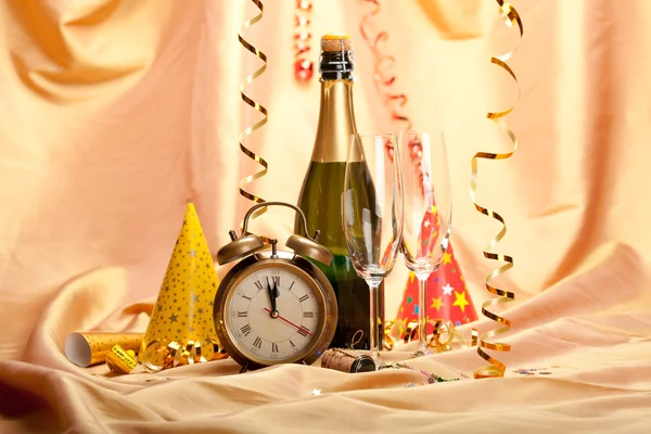 Šťastný nový rok - šampaňské a párty dekorace — Stock fotografie