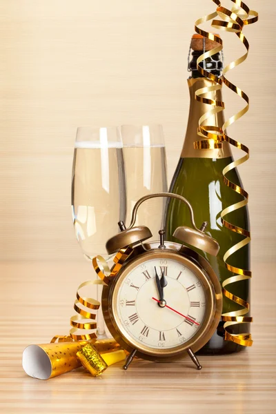 Feliz Ano Novo - champanhe e decoração de festa — Fotografia de Stock