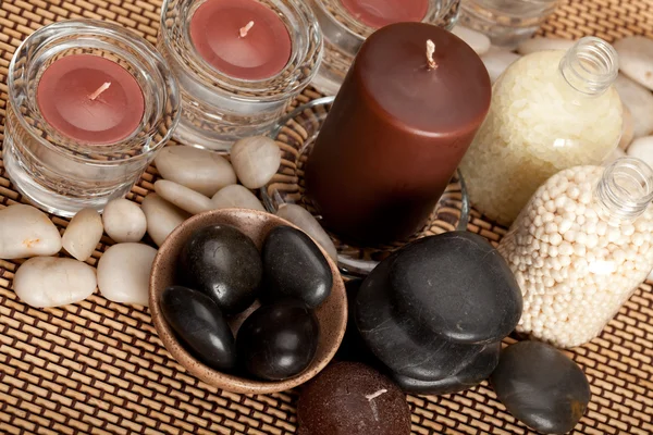 Spa - kamienie, świece i sól do kąpieli — Zdjęcie stockowe