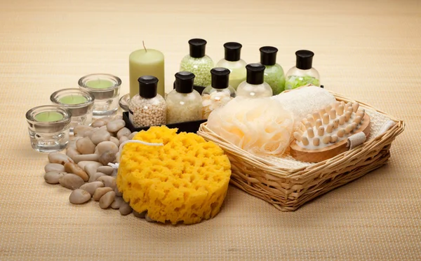 Esponja de sal de banho e ferramentas de massagem — Fotografia de Stock