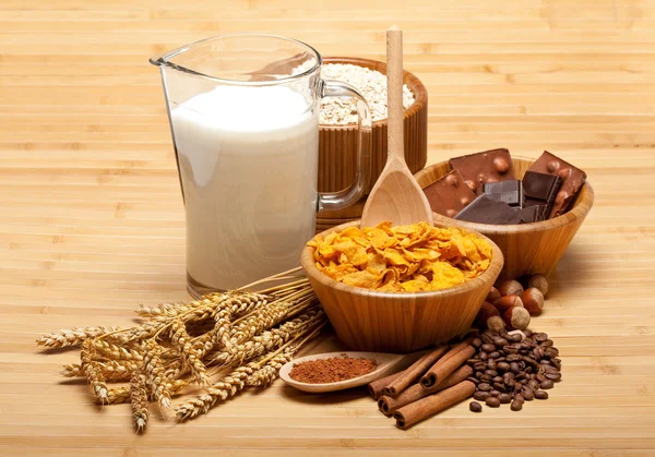 Élelmiszer - tej, a csokoládé, a búza — Stock Fotó