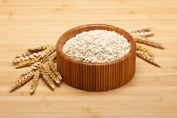 Oat flakes and wheats — Stock Photo, Image