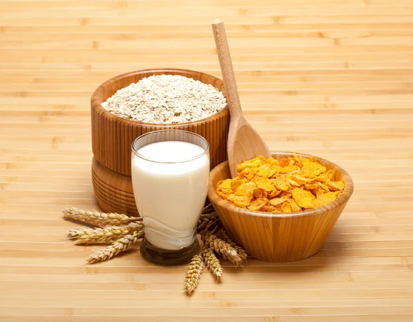 Alimentos saudáveis - flocos de milho com leite — Fotografia de Stock