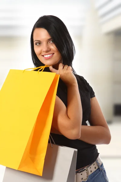 쇼핑-젊은 여성 가방을 — 스톡 사진